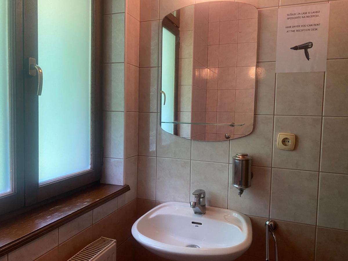 Youth Hostel Bledec Екстериор снимка
